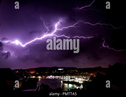 Oban, Schottland. 19. Sep 2018. UK Wetter: Ein Gewitter kündigt die Ankunft der Sturm Ali kurz nach 12:30 in die westlichen Inseln Schottlands bin. Credit: Nick Edgington/Alamy leben Nachrichten Stockfoto