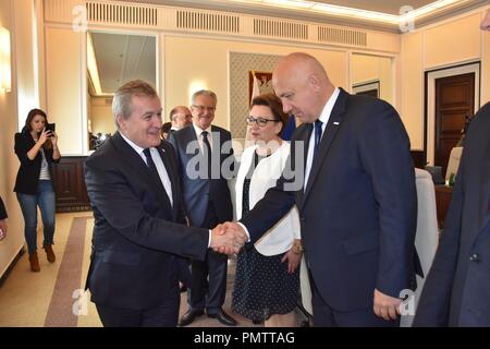 Warschau, Polen. 18 Sep, 2018. September 18.2018 Warschau Polen der Tagung des Ministerrates in Polen. Die Konferenz wird vom Ministerpräsidenten der polnischen Regierung Piotr Glinski Stellvertretender Vorsitzender - Präsident des Rates der Minister, Minister für Kultur und nationales Erbe, Vorsitzender des Ausschusses für öffentliche Angelegenheiten profitieren Joachim Brudzinski Minister für Inneres und Verwaltung Credit: Piotr Twardysko/ZUMA Draht/Alamy leben Nachrichten Stockfoto