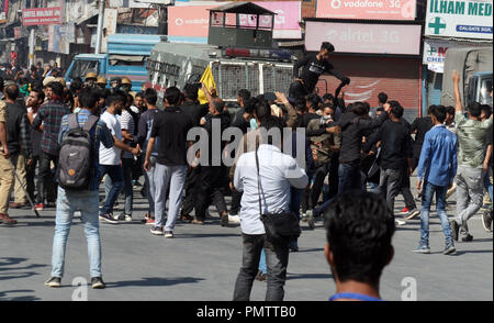 Srinagar, Kashmir. 19. Sep 2018. Kaschmir schiitische Muslime Angriff indische Polizei Fahrzeug, während einer Muharram Prozession. Da sie Hohn sprachen Beschränkungen, indische Polizei vereitelten Versuch von über einem Dutzend der schiitischen Trauernde aus Prozession auf acht Tag des Moharram. Muharram prozessionen am 8. und Ashura zu tragen wurden in Srinagar von Anfang der 90er Jahre verboten. © sofi Suhail/Alamy leben Nachrichten Stockfoto