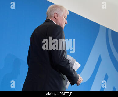 19 September 2018, Berlin: Horst Seehofer (CSU), Horst Seehofer (CSU), Bundesminister des Innern, Haus und Gebäude, zu einer Pressekonferenz im Ministerium des Innern kommt. Foto: Soeren Stache/dpa Stockfoto