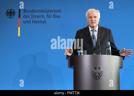 19 September 2018, Berlin: Horst Seehofer (CSU), Horst Seehofer (CSU), Bundesminister des Innern, der Haus- und Gebäudesystemtechnik, spricht während einer Pressekonferenz im Ministerium des Innern. Foto: Soeren Stache/dpa Stockfoto