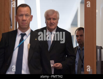 19 September 2018, Berlin: Horst Seehofer (CSU), Horst Seehofer (CSU), Bundesminister des Innern, Haus und Gebäude, zu einer Pressekonferenz im Ministerium des Innern kommt. Foto: Soeren Stache/dpa Stockfoto