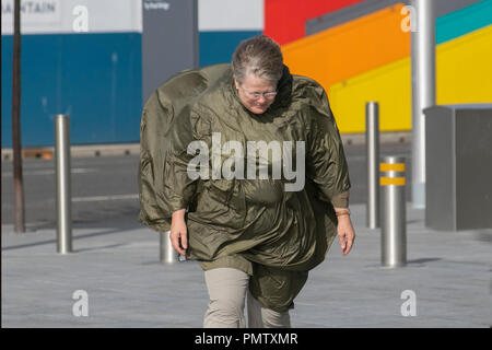 Dundee, Schottland. UK Wetter 19/09/2018. Sturmwind hit Norden Schottlands. Besucher der Stadt haben strenge Winde mit Fußgängern auf der Strandpromenade ausgeblasen wird zu ertragen. Sturm Ali, Schlag, tempest, Flyaway Haar, verwirrte Tresses, Bad Hair Day. Kredit; MediaWorldImages/AlamyLiveNews. Stockfoto