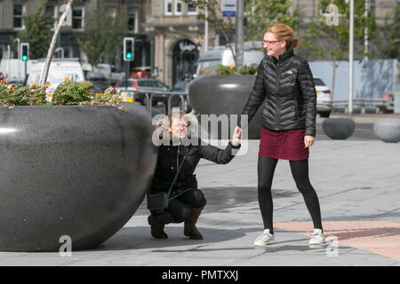 Dundee, Schottland. UK Wetter 19/09/2018. Sturmwind hit Norden Schottlands. Besucher der Stadt haben strenge Winde mit Fußgängern auf der Strandpromenade ausgeblasen wird zu ertragen. Sturm Ali, Schlag, tempest, Flyaway Haar, verwirrte Tresses, Bad Hair Day. Kredit; MediaWorldImages/AlamyLiveNews. Stockfoto