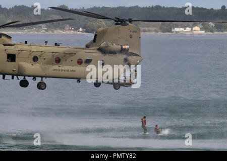 Sackets Harbor, New York, USA. 19 Sep, 2018. Us-Soldaten mit der 41St Engineer Battalion, 2nd Brigade Combat Team, 10 Mountain Division, führen Sie eine Helocast Training übung im Black River Bay in der Nähe von Sackets Harbor, New York, 14. September 2018. Soldaten der B-Company, 3-10 Allgemeine Unterstützung Aviation Battalion, 10 Combat Aviation Brigade, sofern die Unterstützung aus der Luft für die Mission. Der Berg Sapper Bataillon bewirtete auch eine statische Anzeige Ereignis für die lokale Gemeinschaft. (U.S. Armee Foto von Maj. Engel Tomko) www.dvidshub.net US-Verteidigungsministerium über globallookpress. Stockfoto