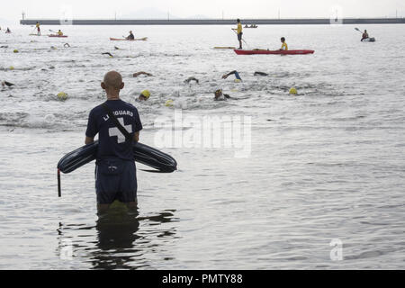 Marine Corps Air Station Iwakuni, Yamaguchi, Japan. 19 Sep, 2018. Japanische Staatsbürger und Marine Corps Air Station (WAB) Iwakuni Bewohner und Service Mitglieder beteiligen sich an der 31 WAB Iwakuni Triathlon bei WAB Iwakuni, Japan, Sept. 16, 2018. Der jährliche gemeinschaftliche Beziehungen Veranstaltung wird gehostet von Marine Corps Community Services' Semper passen Division und ist ein Weg, um die beiden Kulturen näher zu bringen durch Schwimmen, Radfahren und Laufen. Bild: US-Verteidigungsministerium/russischen Look/ZUMA Draht/Alamy leben Nachrichten Stockfoto