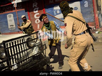 Srinagar, Kashmir,. 19 Sep, 2018. n Polizisten Baton - kostenlos Kaschmirischen schiitischen Trauernden, wie sie Einschränkungen während einer Muharram Prozession in Srinagar, n-Administered-Kashmir am 19 September, 2018 widersetzten. Sperrstunde - wie Beschränkungen auferlegt, in der Stadt Menschen aus, die muharram Prozession der achte Tag des Muharram zu markieren, zu verhindern. Strenge Verbotszeichen Bestellungen unter Abschnitt 144 wurden auch in mehreren Bereichen eingeführt. (Bild: © sanna Irshad MattooZUMA Draht) Credit: ZUMA Press, Inc./Alamy leben Nachrichten Stockfoto