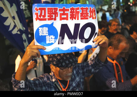 Tokio, Japan. 19 Sep, 2018. Eine Demonstrantin beteiligt sich an einem Treffen in Tokio, Japan, on Sept. 19, 2018. Tausende von Menschen in ganz Japan sammelte Mittwoch gegen den umstrittenen Sicherheitsgesetze, die vom Parlament schon vor drei Jahren verordnet wurden zu protestieren. Über 5.000 Demonstranten im Hibiya Park versammelt, in der Innenstadt von Tokio am Mittwoch Abend, Aufruf für die Verschrottung der umstrittenen Sicherheitsgesetze. Credit: Du Xiaoyi/Xinhua/Alamy leben Nachrichten Stockfoto