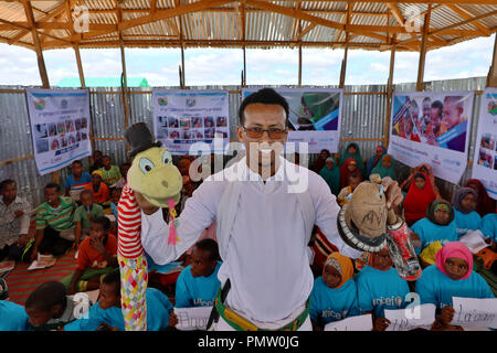 Mogadischu. 8. Sep 2018. Foto auf Sept. 8, 2018 zeigt einen Lehrer, Geschichten auf Alternative, Grundbildung (ABE) Schule am Hafata Lager für die in Baidoa, Somalia vertriebenen entfernt. Story Telling Zelte unterstützt durch das Kinderhilfswerk der Vereinten Nationen (UNICEF) haben Somalia Kinder formale Bildung mit Leidenschaft verfolgen trotz Rückschlägen zu Unruhen, Armut und Naturkatastrophen verbunden. Credit: Wang Teng/Xinhua/Alamy leben Nachrichten Stockfoto