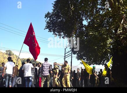 Srinagar, Kashmir,. 19 Sep, 2018. n Polizisten verhaften Kaschmirischen schiitischen Trauernden, wie sie verhöhnt Einschränkungen während einer Muharram Prozession in Srinagar, n-Administered-Kashmir am 19. September, 2018. Sperrstunde - wie Beschränkungen auferlegt, in der Stadt Menschen aus, die muharram Prozession der achte Tag des Muharram zu markieren, zu verhindern. Strenge Verbotszeichen Bestellungen unter Abschnitt 144 wurden auch in mehreren Bereichen eingeführt. (Bild: © sanna Irshad MattooZUMA Draht) Credit: ZUMA Press, Inc./Alamy leben Nachrichten Stockfoto