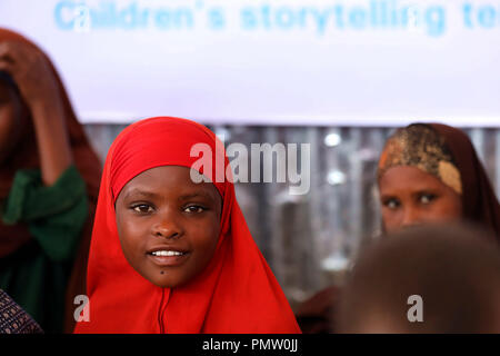 Mogadischu. 8. Sep 2018. Foto auf Sept. 8, 2018 zeigt ein Kind hören Geschichten auf Alternative, Grundbildung (ABE) Schule am Hafata Lager für Vertriebene in Baidoa, Somalia. Story Telling Zelte unterstützt durch das Kinderhilfswerk der Vereinten Nationen (UNICEF) haben Somalia Kinder formale Bildung mit Leidenschaft verfolgen trotz Rückschlägen zu Unruhen, Armut und Naturkatastrophen verbunden. Credit: Wang Teng/Xinhua/Alamy leben Nachrichten Stockfoto