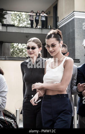 Mailand, Italien. 19 Sep, 2018. Gigi und Bella Hadid kommen in Alberta Ferretti Modenschau für die Mailänder Modewoche in Mailand, Italien. Credit: Marco Aprile/Alamy Live Credit: Marco Aprile/Alamy leben Nachrichten Stockfoto