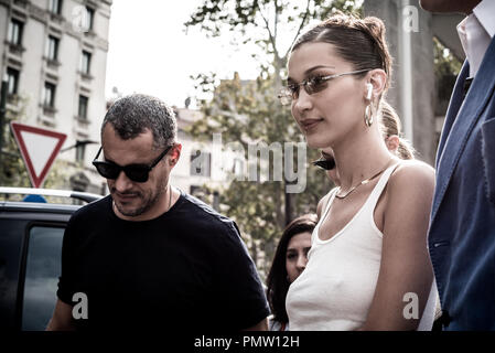 Mailand, Italien. 19 Sep, 2018. Gigi und Bella Hadid kommen in Alberta Ferretti Modenschau für die Mailänder Modewoche in Mailand, Italien. Credit: Marco Aprile/Alamy Live Credit: Marco Aprile/Alamy leben Nachrichten Stockfoto