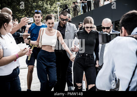 Mailand, Italien. 19 Sep, 2018. Gigi und Bella Hadid kommen in Alberta Ferretti Modenschau für die Mailänder Modewoche in Mailand, Italien. Credit: Marco Aprile/Alamy Live Credit: Marco Aprile/Alamy leben Nachrichten Stockfoto