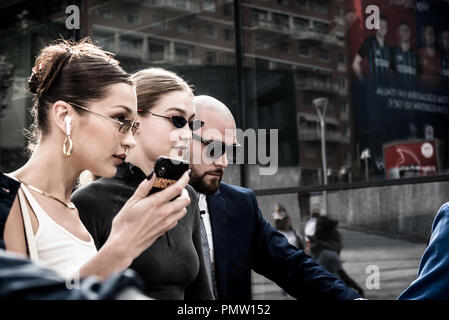 Mailand, Italien. 19 Sep, 2018. Gigi und Bella Hadid kommen in Alberta Ferretti Modenschau für die Mailänder Modewoche in Mailand, Italien. Credit: Marco Aprile/Alamy Live Credit: Marco Aprile/Alamy leben Nachrichten Stockfoto