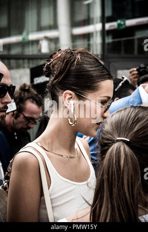 Mailand, Italien. 19 Sep, 2018. Gigi und Bella Hadid kommen in Alberta Ferretti Modenschau für die Mailänder Modewoche in Mailand, Italien. Credit: Marco Aprile/Alamy Live Credit: Marco Aprile/Alamy leben Nachrichten Stockfoto