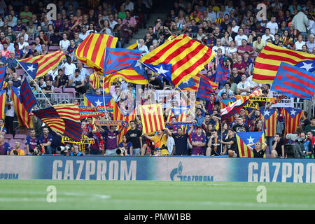 Barcelona, Katalonien, Spanien. 18 Sep, 2018. Die Anhänger des FC Barcelona jubeln Ihre Mannschaft während der UEFA Champions League, Gruppe B Fußballspiel zwischen dem FC Barcelona und PSV Eindhoven am 18. September 2018 im Camp Nou Stadion in Barcelona, Spanien Quelle: Manuel Blondeau/ZUMA Draht/Alamy leben Nachrichten Stockfoto