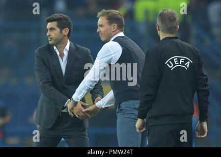 19. September 2018, in der Ukraine, in Charkiw: Fußball: Champions League, Schachtjor Donezk - 1899 Hoffenheim, Gruppenphase, Gruppe F, Spieltag 1, am Metalist Stadion. Paulo Fonseca (l), Trainer von Schachtjor Donezk, und Hoffenheim Trainer Julian Nagelsmann schütteln sich die Hände nach dem Spiel. Foto: Uwe Anspach/dpa Stockfoto