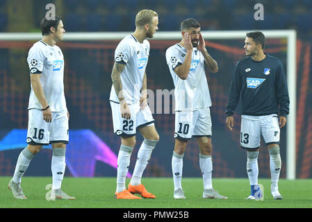 19. September 2018, in der Ukraine, in Charkiw: Fußball: Champions League, Schachtjor Donezk - 1899 Hoffenheim, Gruppenphase, Gruppe F, Spieltag 1, am Metalist Stadion. Von 1899 Hoffenheim Nico Schulz (L-R), Kevin Vogt, Kerem Demirbay und Leonardo Bittencourt sind auf die Tonhöhe nach dem Spiel. Foto: Uwe Anspach/dpa Stockfoto