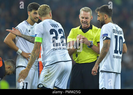 19. September 2018, in der Ukraine, in Charkiw: Fußball: Champions League, Schachtjor Donezk - 1899 Hoffenheim, Gruppenphase, Gruppe F, Spieltag 1, am Metalist Stadion. Von 1899 Hoffenheim Florian Grillitsch (L-R), Kevin Vogt und Kerem Demirbay diskutieren sie mit Schiedsrichter Jakob Kehlet. Foto: Uwe Anspach/dpa Stockfoto