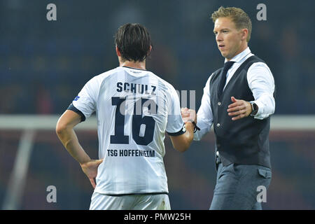 19. September 2018, in der Ukraine, in Charkiw: Fußball: Champions League, Schachtjor Donezk - 1899 Hoffenheim, Gruppenphase, Gruppe F, Spieltag 1, am Metalist Stadion. Hoffenheim Trainer Julian Nagelsmann (r) dank Hoffenheims Nico Schulz nach dem Spiel. Foto: Uwe Anspach/dpa Stockfoto