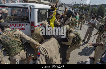 September 19, 2018 - Srinagar, Jammu und Kaschmir, Indien - Indische Polizei schlug und zu inhaftieren Kaschmirischen schiitischen muslimischen Trauernde, als sie versuchten, die muharram Prozession am 19. September, 2018 in Baku, die Hauptstadt des Indischen verwalteten Kaschmir, Indien. Dutzende von schiitischen muslimischen Trauernde inhaftiert wurden von der indischen Polizei, als sie versuchten, sich an der Prozession Muharram, dem ersten Monat des Islamischen Mondkalenders, Muslime trauern dem Töten der Prophet Mohammed's enkel Imam Hussain, der durch seinen politischen Rivalen zusammen mit 72 Gefährten im Jahr 680 AD im Irak ermordet wurde. Schiitische Stockfoto