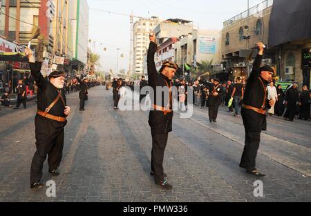 Bagdad, Irak. 19 Sep, 2018. Menschen zur Teilnahme an der Feier der kommenden Ashura in Bagdad, Irak, Sept. 19, 2018. Ashura, am zehnten Tag des islamischen Monats Muharram, markiert das Martyrium des Imam Hussein, Enkel des Propheten Mohammed, der in der Schlacht von Kerbala im Irak im Jahr 680. Quelle: Khalil Dawood/Xinhua/Alamy leben Nachrichten Stockfoto