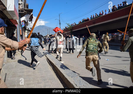 September 19, 2018 - Srinagar, Jammu und Kaschmir, Indien - Polizisten mit gesehen lange Stöcke kaschmirischen schiitische Muslime zu schlagen, um die friedlichen Prozession stoppen. Polizei in indischen verwalteten Kaschmir verhängt eine Ausgangssperre und andere Beschränkungen in Srinagar, schiitische Muslime von der Teilnahme an Muharram Prozession zu verhindern. Muharram ist ein Monat, der die Trauer in Erinnerung an das Martyrium des Imam Hussain, der Enkel des Propheten Mohammed. Kredit Idrees: Abbas/SOPA Images/ZUMA Draht/Alamy leben Nachrichten Stockfoto