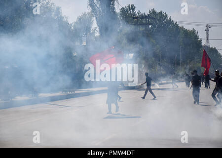 September 19, 2018 - Srinagar, Jammu und Kaschmir, Indien - Tränengas eingesetzt, die shiitte Trauernden bei der Prozession zu zerstreuen. Polizei in indischen verwalteten Kaschmir verhängt eine Ausgangssperre und andere Beschränkungen in Srinagar, schiitische Muslime von der Teilnahme an Muharram Prozession zu verhindern. Muharram ist ein Monat, der die Trauer in Erinnerung an das Martyrium des Imam Hussain, der Enkel des Propheten Mohammed. Kredit Idrees: Abbas/SOPA Images/ZUMA Draht/Alamy leben Nachrichten Stockfoto