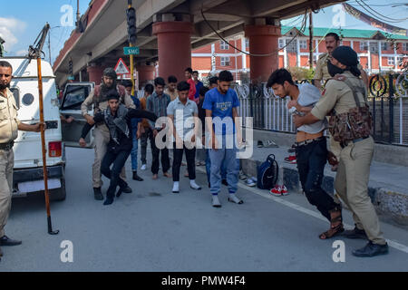 September 19, 2018 - Srinagar, Jammu und Kaschmir, Indien - Polizisten gesehen, die Inhaftierung der schiitischen Muslime für die Teilnahme an einem religiösen Prozession. Polizei in indischen verwalteten Kaschmir verhängt eine Ausgangssperre und andere Beschränkungen in Srinagar, schiitische Muslime von der Teilnahme an Muharram Prozession zu verhindern. Muharram ist ein Monat, der die Trauer in Erinnerung an das Martyrium des Imam Hussain, der Enkel des Propheten Mohammed. Kredit Idrees: Abbas/SOPA Images/ZUMA Draht/Alamy leben Nachrichten Stockfoto