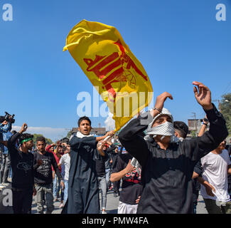 September 19, 2018 - Srinagar, Jammu und Kaschmir, Indien - Kaschmir schiitischen Muslimen gesehen, an einem friedlichen Prozession. Polizei in indischen verwalteten Kaschmir verhängt eine Ausgangssperre und andere Beschränkungen in Srinagar, schiitische Muslime von der Teilnahme an Muharram Prozession zu verhindern. Muharram ist ein Monat, der die Trauer in Erinnerung an das Martyrium des Imam Hussain, der Enkel des Propheten Mohammed. Kredit Idrees: Abbas/SOPA Images/ZUMA Draht/Alamy leben Nachrichten Stockfoto