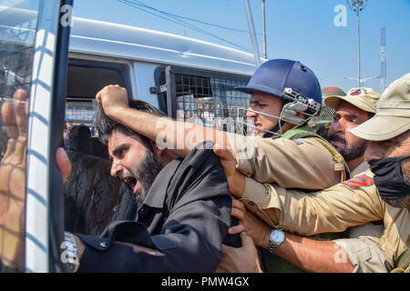 September 19, 2018 - Srinagar, Jammu und Kaschmir, Indien - Polizisten gesehen die Ingewahrsamnahme einer Schiitischen für die Teilnahme an einem religiösen Prozession. Polizei in indischen verwalteten Kaschmir verhängt eine Ausgangssperre und andere Beschränkungen in Srinagar, schiitische Muslime von der Teilnahme an Muharram Prozession zu verhindern. Muharram ist ein Monat, der die Trauer in Erinnerung an das Martyrium des Imam Hussain, der Enkel des Propheten Mohammed. Kredit Idrees: Abbas/SOPA Images/ZUMA Draht/Alamy leben Nachrichten Stockfoto