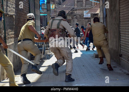 September 19, 2018 - Srinagar, Jammu und Kaschmir, Indien - Polizisten die schiitischen Muslime gesehen zu jagen, während Sie heraus eine friedliche Ashura Prozession tragen. Die Polizei in der Indischen verwalteten Kaschmir verhängt eine Ausgangssperre und andere Beschränkungen in Srinagar, schiitische Muslime von der Teilnahme an Muharram Prozession zu verhindern. Muharram ist ein Monat, der die Trauer in Erinnerung an das Martyrium des Imam Hussain, der Enkel des Propheten Mohammed. Kredit Idrees: Abbas/SOPA Images/ZUMA Draht/Alamy leben Nachrichten Stockfoto