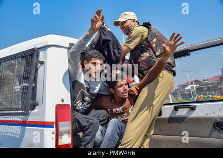 September 19, 2018 - Srinagar, Jammu und Kaschmir, Indien - Polizisten gesehen, die Inhaftierung der schiitischen Muslime für die Teilnahme an einem religiösen Prozession. Polizei in indischen verwalteten Kaschmir verhängt eine Ausgangssperre und andere Beschränkungen in Srinagar, schiitische Muslime von der Teilnahme an Muharram Prozession zu verhindern. Muharram ist ein Monat, der die Trauer in Erinnerung an das Martyrium des Imam Hussain, der Enkel des Propheten Mohammed. Kredit Idrees: Abbas/SOPA Images/ZUMA Draht/Alamy leben Nachrichten Stockfoto