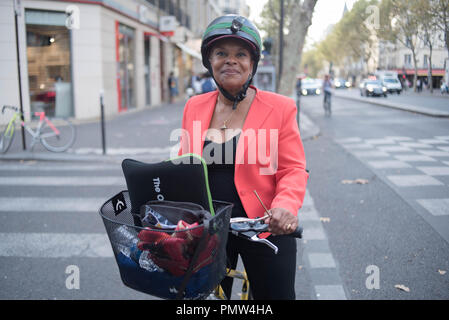 Christiane Taubira, wurde gesehen, Radfahren in Paris. Stockfoto