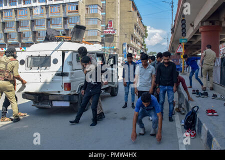 September 19, 2018 - Srinagar, Jammu und Kaschmir, Indien - Polizisten gesehen, die Inhaftierung der schiitischen Muslime für die Teilnahme an einem religiösen Prozession. Polizei in indischen verwalteten Kaschmir verhängt eine Ausgangssperre und andere Beschränkungen in Srinagar, schiitische Muslime von der Teilnahme an Muharram Prozession zu verhindern. Muharram ist ein Monat, der die Trauer in Erinnerung an das Martyrium des Imam Hussain, der Enkel des Propheten Mohammed. Kredit Idrees: Abbas/SOPA Images/ZUMA Draht/Alamy leben Nachrichten Stockfoto