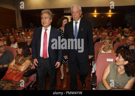 September 19, 2018 - 19. September 2018 (Malaga) Die Nobel Prize-winning Writer von Literatur und Arzt hnooris, für die Universität von MÃ¡laga Mario Vargas Llosa, schließt den Kurs der Stadt als Archetyp. Literatur, Geschichte und Kunst Europa und Amerika", in dem er Gespräche mit der Kritiker Juan Manuel Bonet über "die Stadt, die in der Literatur und Kunst". In das Rektorat der Universität Malaga Credit: Lorenzo Carnero/ZUMA Draht/Alamy leben Nachrichten Stockfoto