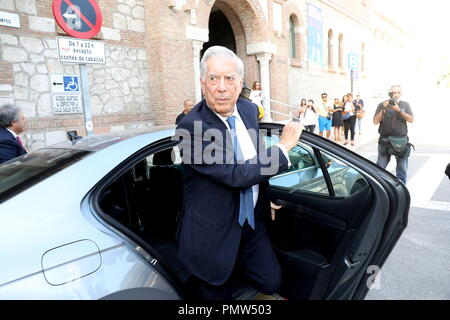 September 19, 2018 - 19. September 2018 (Malaga) Die Nobel Prize-winning Writer von Literatur und Arzt hnooris, für die Universität von MÃ¡laga Mario Vargas Llosa, schließt den Kurs der Stadt als Archetyp. Literatur, Geschichte und Kunst Europa und Amerika", in dem er Gespräche mit der Kritiker Juan Manuel Bonet über "die Stadt, die in der Literatur und Kunst". In das Rektorat der Universität Malaga Credit: Lorenzo Carnero/ZUMA Draht/Alamy leben Nachrichten Stockfoto