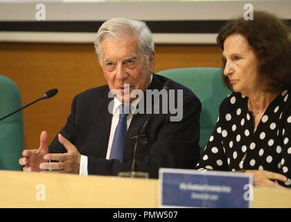 September 19, 2018 - 19. September 2018 (Malaga) Die Nobel Prize-winning Writer von Literatur und Arzt hnooris, für die Universität von MÃ¡laga Mario Vargas Llosa, schließt den Kurs der Stadt als Archetyp. Literatur, Geschichte und Kunst Europa und Amerika", in dem er Gespräche mit der Kritiker Juan Manuel Bonet über "die Stadt, die in der Literatur und Kunst". In das Rektorat der Universität Malaga Credit: Lorenzo Carnero/ZUMA Draht/Alamy leben Nachrichten Stockfoto