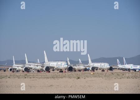 Teruel, Spanien. 27 Aug, 2018. Zahlen von Verkehrsflugzeugen gesehen in Teruel Flughafen für Wartung geparkt. Viele Leute denken Teruel airportis ein Flugzeug Friedhof, wo Flugzeuge durch ihre letzte Reise gehen und haben ihre Metall recycelt. In der Tat ist dieser Flughafen im Osten von Spanien entfernt ist mehr ein Hotel für Flugzeuge ein langer Mittagsschlaf. Es beherbergt Flugzeuge aus der ganzen Welt, die aus dem verkehr gezogen wurden, vorübergehend oder dauerhaft, und bietet ihren Wartungsbedarf. Einige bereit sind zu Fliegen warten aber für finanzielle oder rechtliche Fragen geklärt werden. Einige sind er Stockfoto