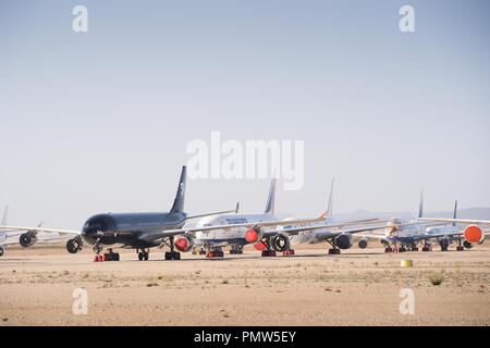 Teruel, Spanien. 27 Aug, 2018. Zahlen von Verkehrsflugzeugen gesehen in Teruel Flughafen für Wartung geparkt. Viele Leute denken Teruel airportis ein Flugzeug Friedhof, wo Flugzeuge durch ihre letzte Reise gehen und haben ihre Metall recycelt. In der Tat ist dieser Flughafen im Osten von Spanien entfernt ist mehr ein Hotel für Flugzeuge ein langer Mittagsschlaf. Es beherbergt Flugzeuge aus der ganzen Welt, die aus dem verkehr gezogen wurden, vorübergehend oder dauerhaft, und bietet ihren Wartungsbedarf. Einige bereit sind zu Fliegen warten aber für finanzielle oder rechtliche Fragen geklärt werden. Einige sind er Stockfoto