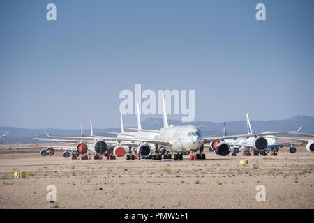 Teruel, Spanien. 27 Aug, 2018. Zahlen von Verkehrsflugzeugen gesehen in Teruel Flughafen für Wartung geparkt. Viele Leute denken Teruel airportis ein Flugzeug Friedhof, wo Flugzeuge durch ihre letzte Reise gehen und haben ihre Metall recycelt. In der Tat ist dieser Flughafen im Osten von Spanien entfernt ist mehr ein Hotel für Flugzeuge ein langer Mittagsschlaf. Es beherbergt Flugzeuge aus der ganzen Welt, die aus dem verkehr gezogen wurden, vorübergehend oder dauerhaft, und bietet ihren Wartungsbedarf. Einige bereit sind zu Fliegen warten aber für finanzielle oder rechtliche Fragen geklärt werden. Einige sind er Stockfoto