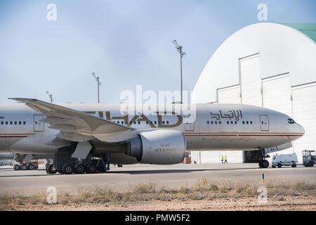 Teruel, Spanien. 27 Aug, 2018. Ein Etihad airline Boeing 777-Flugzeuge in Teruel Flughafen gesehen geparkt. Viele Leute denken Teruel airportis ein Flugzeug Friedhof, wo Flugzeuge durch ihre letzte Reise gehen und haben ihre Metall recycelt. In der Tat ist dieser Flughafen im Osten von Spanien entfernt ist mehr ein Hotel für Flugzeuge ein langer Mittagsschlaf. Es beherbergt Flugzeuge aus der ganzen Welt, die aus dem verkehr gezogen wurden, vorübergehend oder dauerhaft, und bietet ihren Wartungsbedarf. Einige bereit sind zu Fliegen warten aber für finanzielle oder rechtliche Fragen geklärt werden. Einige sind hier i Stockfoto