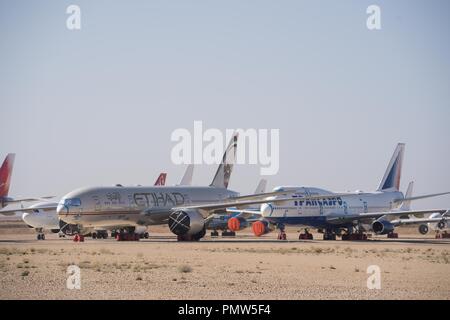 Teruel, Spanien. 27 Aug, 2018. Zahlen von Verkehrsflugzeugen gesehen in Teruel Flughafen für Wartung geparkt. Viele Leute denken Teruel airportis ein Flugzeug Friedhof, wo Flugzeuge durch ihre letzte Reise gehen und haben ihre Metall recycelt. In der Tat ist dieser Flughafen im Osten von Spanien entfernt ist mehr ein Hotel für Flugzeuge ein langer Mittagsschlaf. Es beherbergt Flugzeuge aus der ganzen Welt, die aus dem verkehr gezogen wurden, vorübergehend oder dauerhaft, und bietet ihren Wartungsbedarf. Einige bereit sind zu Fliegen warten aber für finanzielle oder rechtliche Fragen geklärt werden. Einige sind er Stockfoto