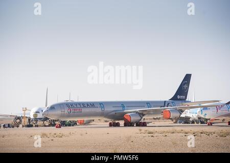 Teruel, Spanien. 27 Aug, 2018. Eine China Eastern Airlines Airbus A340 in Teruel Flughafen gesehen geparkt. Viele Leute denken Teruel airportis ein Flugzeug Friedhof, wo Flugzeuge durch ihre letzte Reise gehen und haben ihre Metall recycelt. In der Tat ist dieser Flughafen im Osten von Spanien entfernt ist mehr ein Hotel für Flugzeuge ein langer Mittagsschlaf. Es beherbergt Flugzeuge aus der ganzen Welt, die aus dem verkehr gezogen wurden, vorübergehend oder dauerhaft, und bietet ihren Wartungsbedarf. Einige bereit sind zu Fliegen warten aber für finanzielle oder rechtliche Fragen geklärt werden. Einige sind Ihr Stockfoto