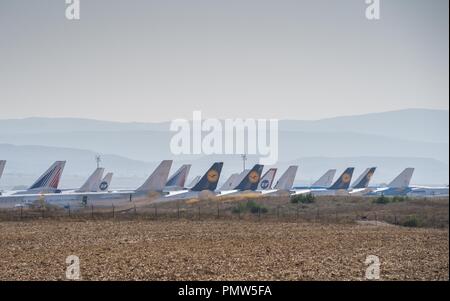 Teruel, Spanien. 27 Aug, 2018. Zahlen von Verkehrsflugzeugen gesehen in Teruel Flughafen für Wartung geparkt. Viele Leute denken Teruel airportis ein Flugzeug Friedhof, wo Flugzeuge durch ihre letzte Reise gehen und haben ihre Metall recycelt. In der Tat ist dieser Flughafen im Osten von Spanien entfernt ist mehr ein Hotel für Flugzeuge ein langer Mittagsschlaf. Es beherbergt Flugzeuge aus der ganzen Welt, die aus dem verkehr gezogen wurden, vorübergehend oder dauerhaft, und bietet ihren Wartungsbedarf. Einige bereit sind zu Fliegen warten aber für finanzielle oder rechtliche Fragen geklärt werden. Einige sind er Stockfoto