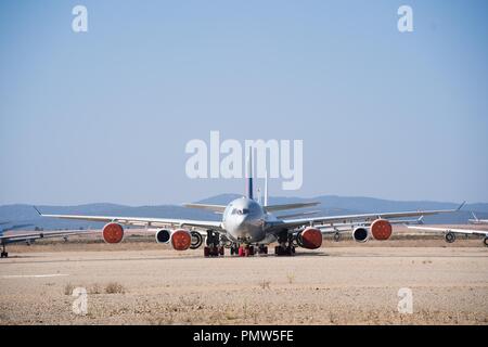 Teruel, Spanien. 27 Aug, 2018. Ein Airbus A340-Flugzeuge gesehen in Teruel Flughafen geparkt mit seinen Motoren abgedeckt. Viele Leute denken Teruel airportis ein Flugzeug Friedhof, wo Flugzeuge durch ihre letzte Reise gehen und haben ihre Metall recycelt. In der Tat ist dieser Flughafen im Osten von Spanien entfernt ist mehr ein Hotel für Flugzeuge ein langer Mittagsschlaf. Es beherbergt Flugzeuge aus der ganzen Welt, die aus dem verkehr gezogen wurden, vorübergehend oder dauerhaft, und bietet ihren Wartungsbedarf. Einige bereit sind zu Fliegen warten aber für finanzielle oder rechtliche Fragen geklärt werden. Einige sind Stockfoto