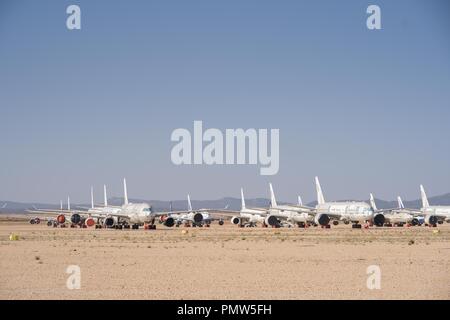 Teruel, Spanien. 27 Aug, 2018. Zahlen von Verkehrsflugzeugen gesehen in Teruel Flughafen für Wartung geparkt. Viele Leute denken Teruel airportis ein Flugzeug Friedhof, wo Flugzeuge durch ihre letzte Reise gehen und haben ihre Metall recycelt. In der Tat ist dieser Flughafen im Osten von Spanien entfernt ist mehr ein Hotel für Flugzeuge ein langer Mittagsschlaf. Es beherbergt Flugzeuge aus der ganzen Welt, die aus dem verkehr gezogen wurden, vorübergehend oder dauerhaft, und bietet ihren Wartungsbedarf. Einige bereit sind zu Fliegen warten aber für finanzielle oder rechtliche Fragen geklärt werden. Einige sind er Stockfoto