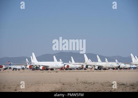 Teruel, Spanien. 27 Aug, 2018. Zahlen von Verkehrsflugzeugen gesehen in Teruel Flughafen für Wartung geparkt. Viele Leute denken Teruel airportis ein Flugzeug Friedhof, wo Flugzeuge durch ihre letzte Reise gehen und haben ihre Metall recycelt. In der Tat ist dieser Flughafen im Osten von Spanien entfernt ist mehr ein Hotel für Flugzeuge ein langer Mittagsschlaf. Es beherbergt Flugzeuge aus der ganzen Welt, die aus dem verkehr gezogen wurden, vorübergehend oder dauerhaft, und bietet ihren Wartungsbedarf. Einige bereit sind zu Fliegen warten aber für finanzielle oder rechtliche Fragen geklärt werden. Einige sind er Stockfoto