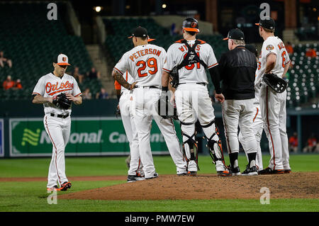 Baltimore, USA. 19 Sep, 2018. Baltimore Orioles Manager Buck Showalter wartet auf dem Pitching mound bei einem Major League Baseball Spiel zwischen den Baltimore Orioles und der Toronto Blue Jays in Camden Yards, Baltimore, MD. Justin Cooper/CSM/Alamy leben Nachrichten Stockfoto